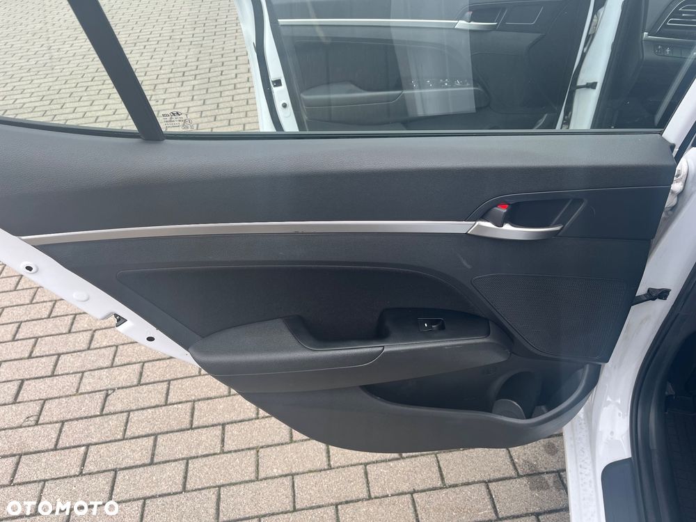 Hyundai Elantra 1.6 Comfort - 16