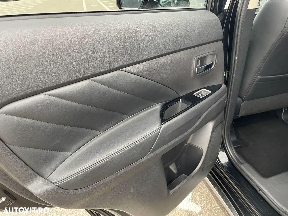 Mitsubishi Outlander 2.0 4WD Plug-In Hybrid Top - 4