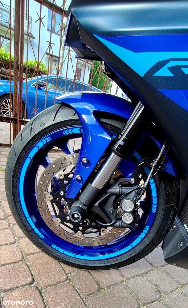 Yamaha R1 - 6