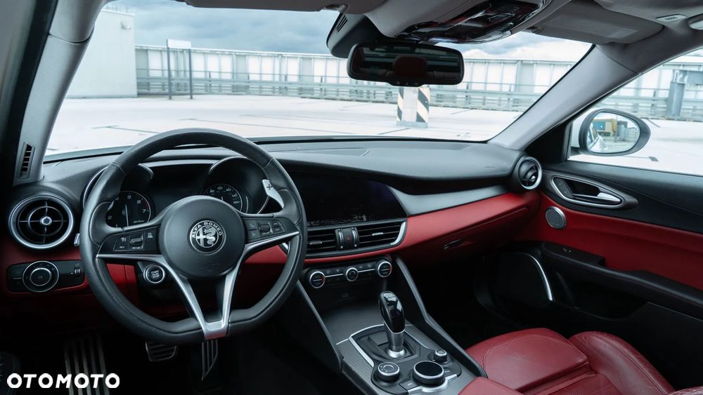 Alfa Romeo Giulia 2.0 Turbo 16V AT8 Veloce Ti - 8