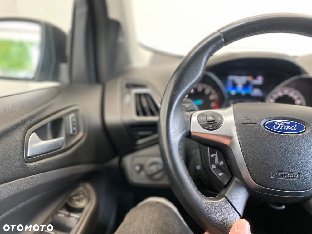 Ford Kuga 1.5 EcoBoost 2x4 Titanium - 24