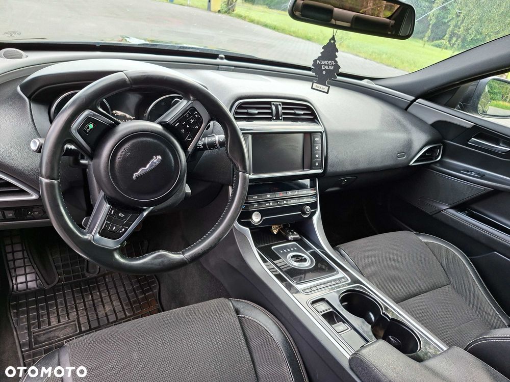 Jaguar XE - 6