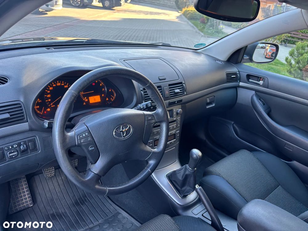 Toyota Avensis 1.8 VVT-i Executive - 22