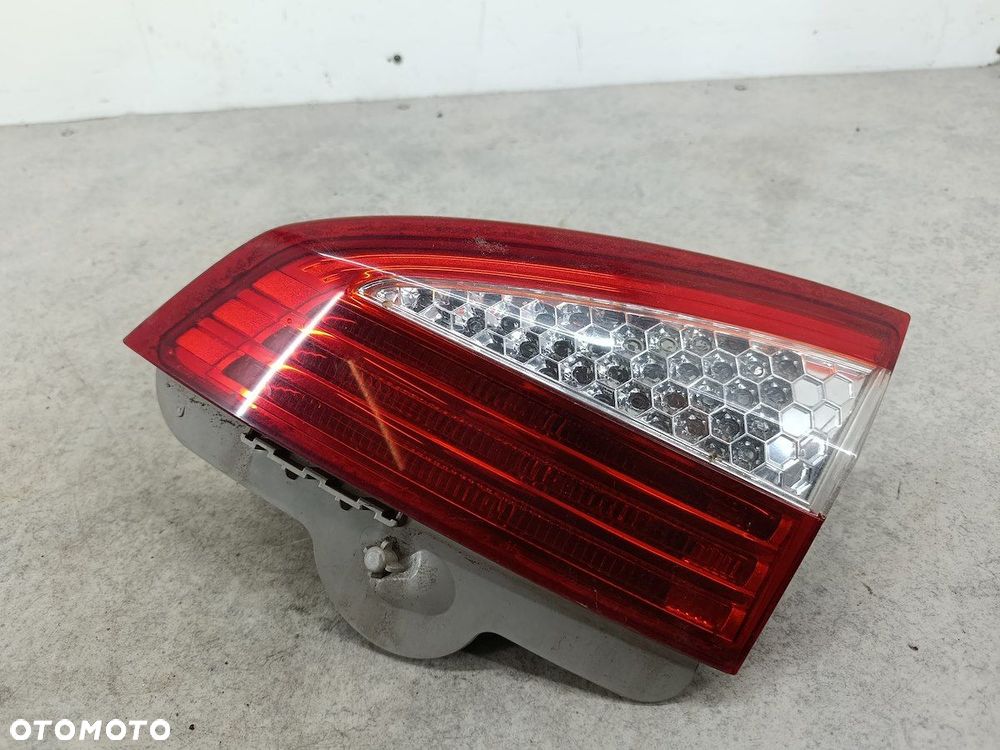 LAMPA TYLNA PRAWA W KLAPE FORD MONDEO MK4 7S71-13A602-B KOMBI - 1