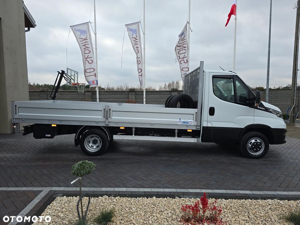 Iveco DAILY DAILY 35C18 / 50C18 HI-MATIC 9PALET 4,50cm Długi 850Kg ŁADOWNOŚĆ SALON PL 39 Tyś km STAN NOWY NOWY NOWY NA GWARANCJI TEMPOMAT FOTEL PNEŁMATYCZNY KLIMATYZACJA AUTOMATYCZNA LEDY BLOKADA MOSTU HAK FABRYCZNY - 7