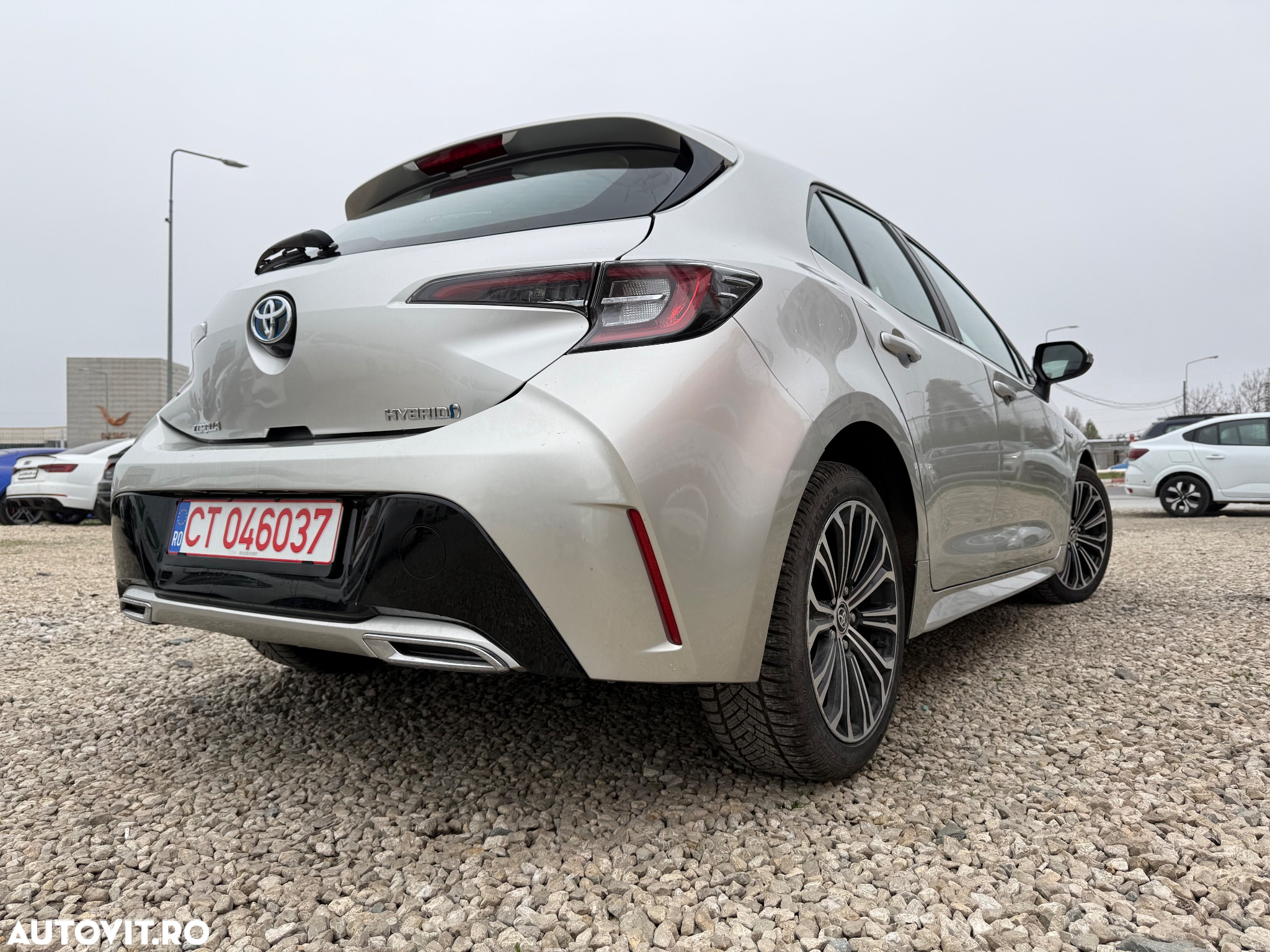 Toyota Corolla 2.0 Hybrid Lounge - 2