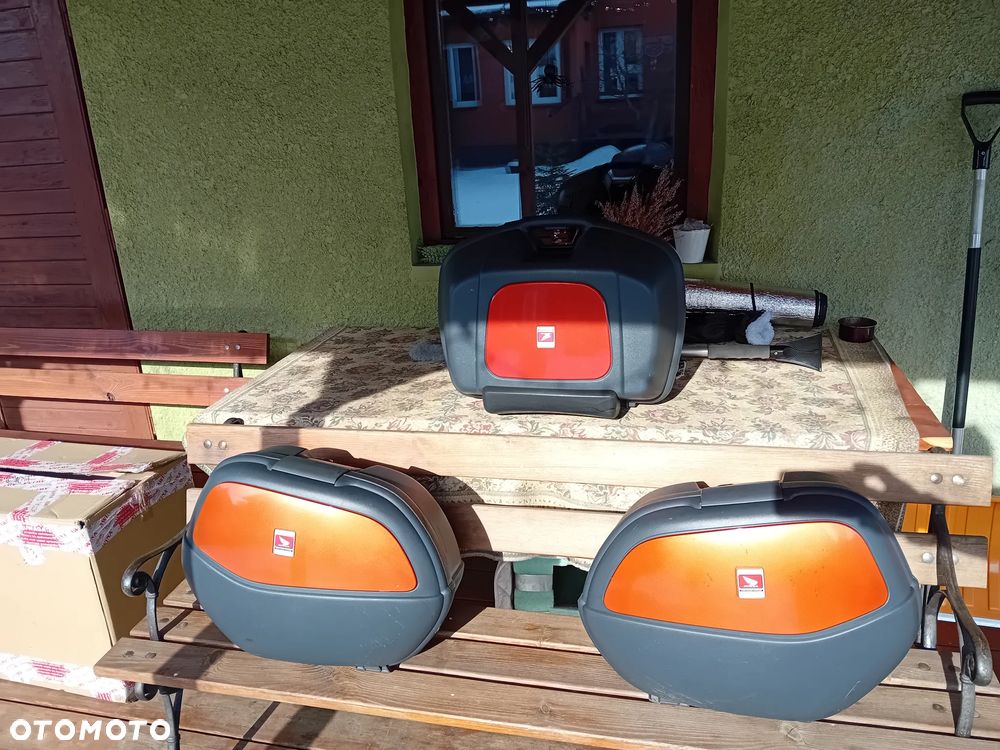 Sprzedam kpl. kufrów wraz z stelażami Honda Varadero 1000 rok 1999 - 1