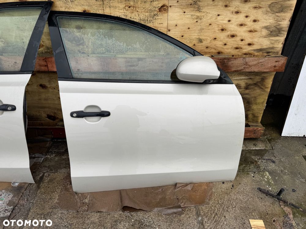 Hyundai i30 kod lakieru QU hatchback błotnik prawy lewy przedni przód drzwi prawe lewe przednie tylne srebrne szare lampa prawa lewa przednia przód soczewka maska pas przedni wąż klimy klapa tył tylnia klapa bagażnika lampy tylnie belka tył zderzak tył tylni - 16