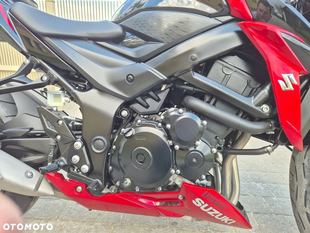 Suzuki GSX - 16