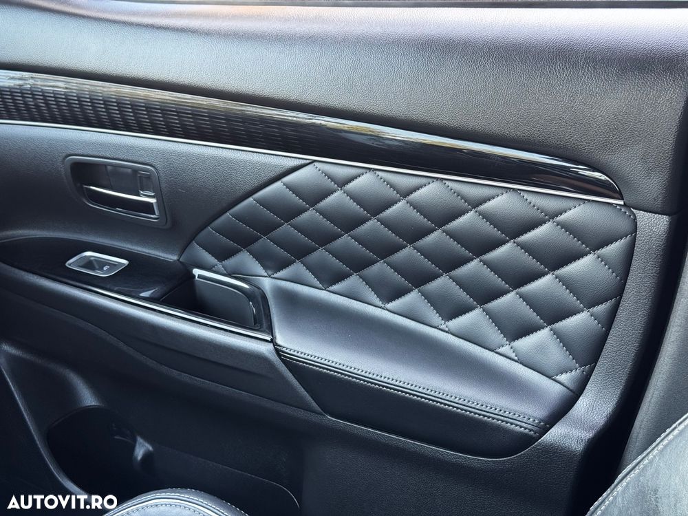 Mitsubishi Outlander 2.4 4WD Plug-In Hybrid Top - 22