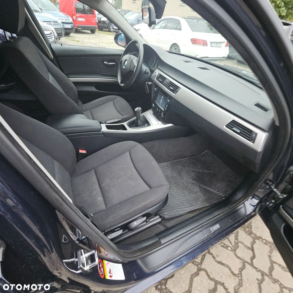 BMW Seria 3 318i Touring - 18