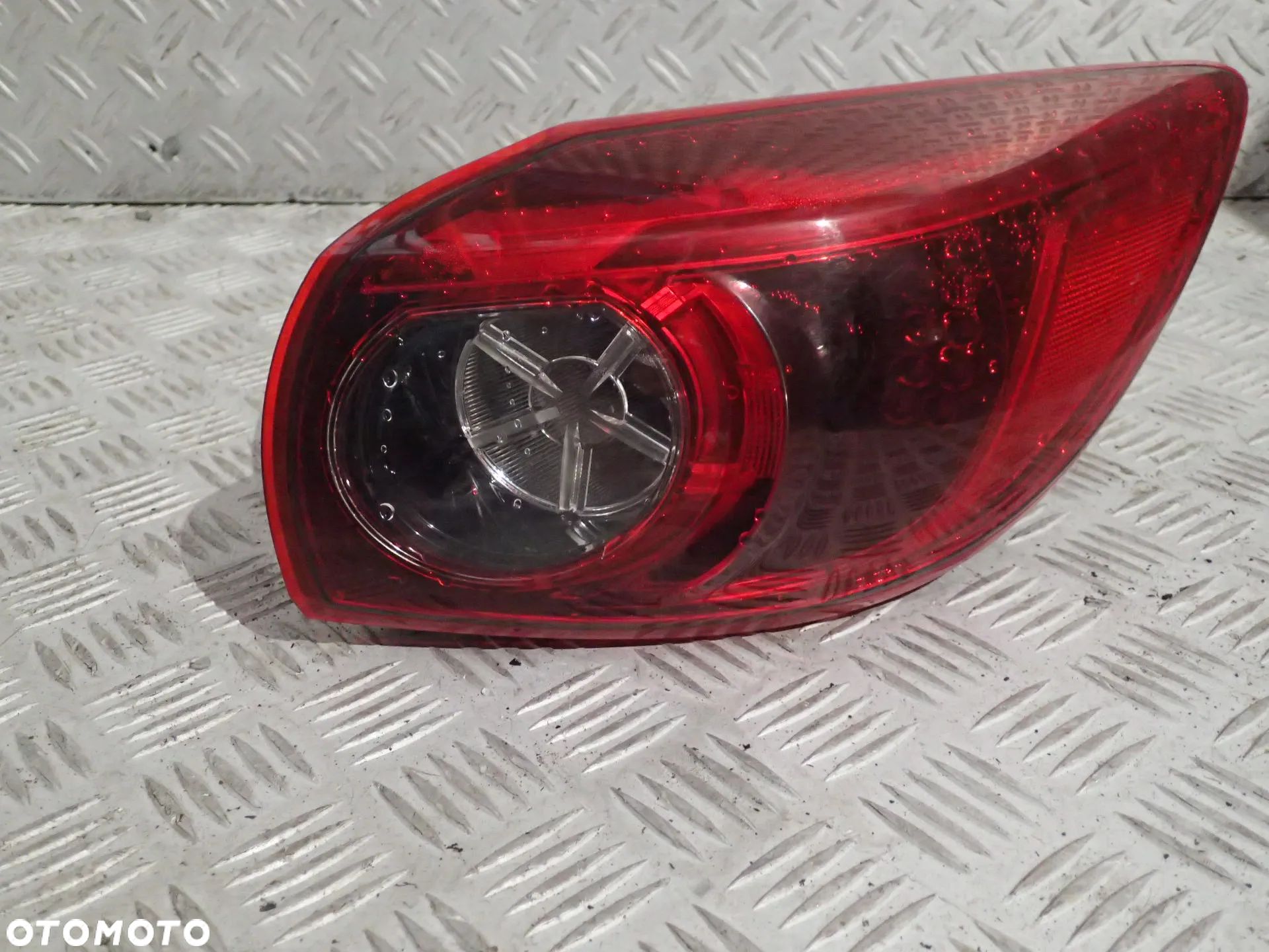 LAMPA PRAWA TYLNA LED MAZDA 3 III BM B45D-51150 - 1