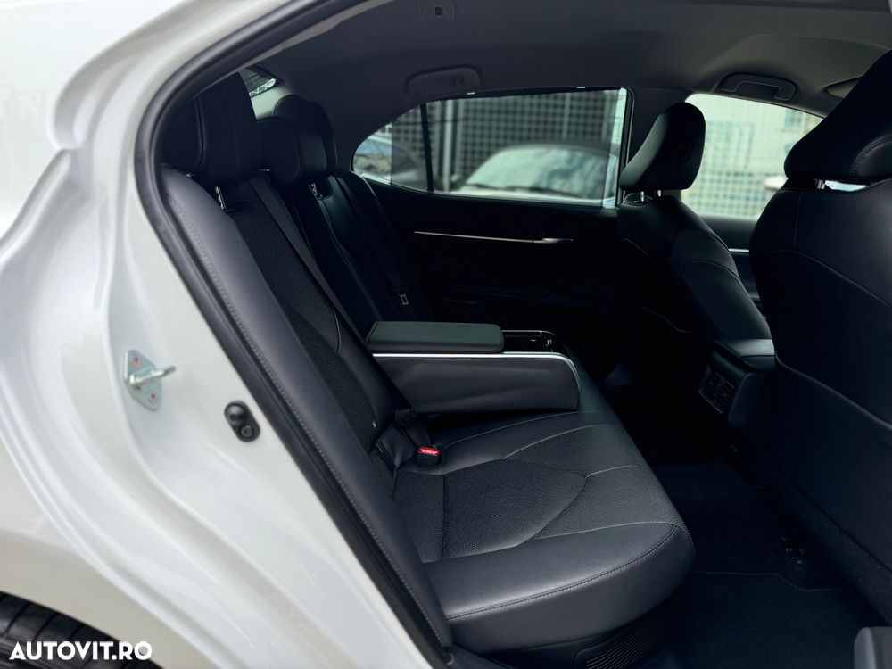 Toyota Camry 2.5 HEV Executive - 26