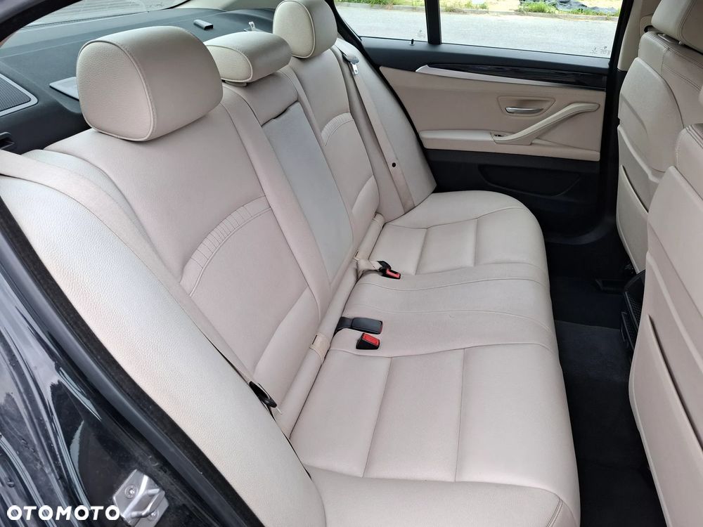 BMW Seria 5 525d xDrive - 23
