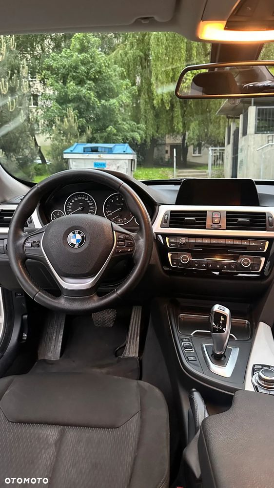 BMW Seria 3 320i xDrive - 11