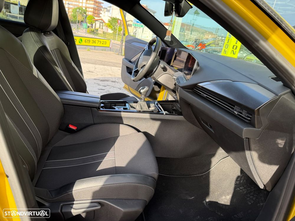 Opel Astra 1.2 T GS - 12