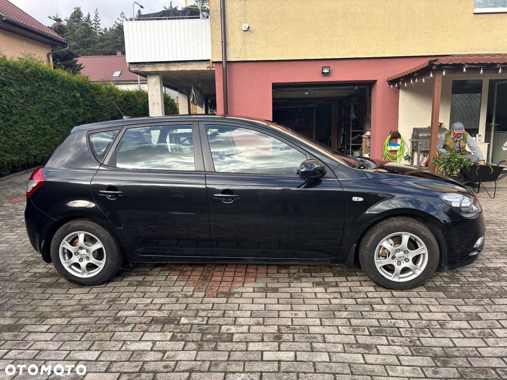 Kia Ceed 2010 photo 4
