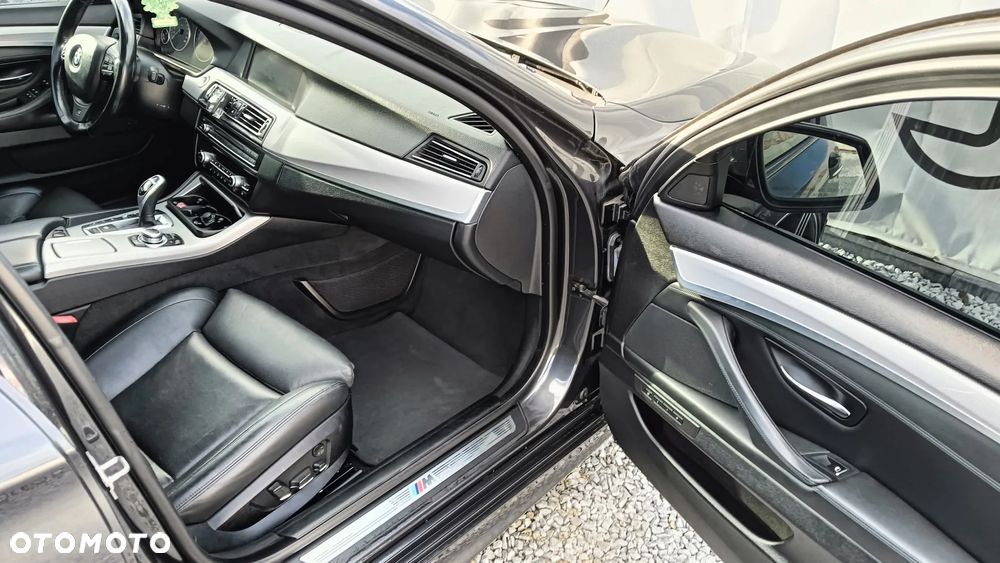 BMW Seria 5 550i xDrive - 18