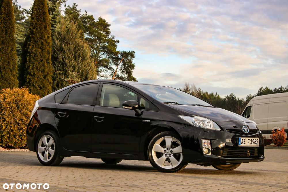 Toyota Prius (Hybrid) Executive - 12