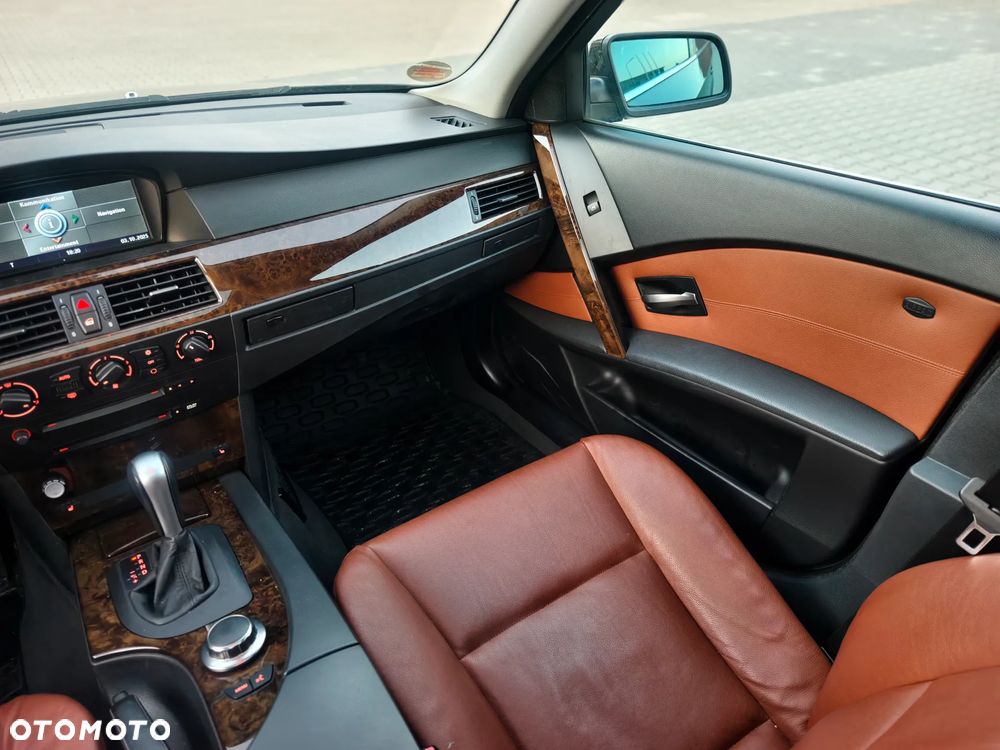 BMW Seria 5 525i Touring - 14
