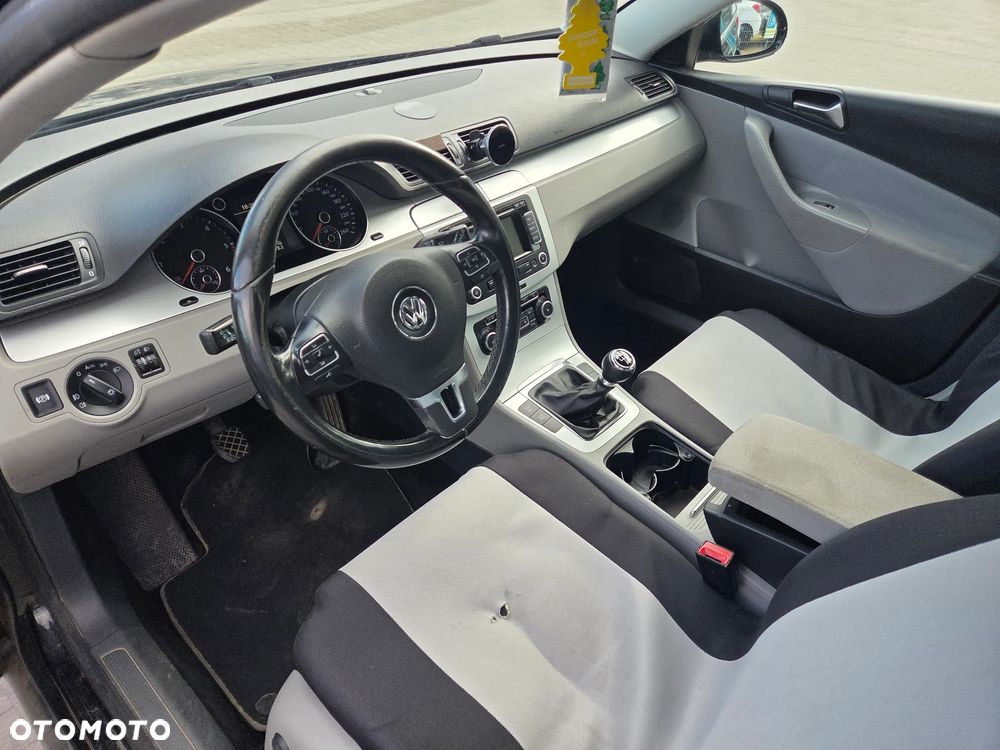 Volkswagen Passat 2.0 TDI DPF BlueMotion Technology Comfortline - 20