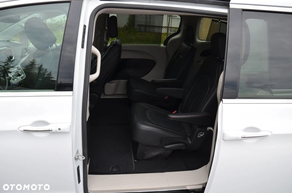 Chrysler Pacifica - 21