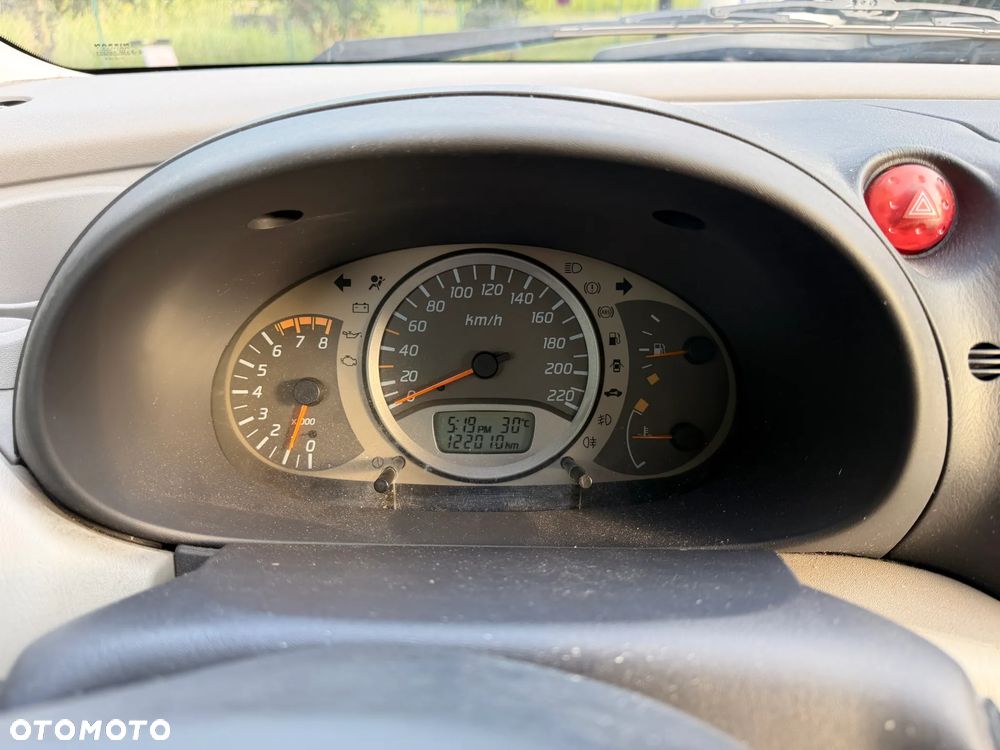 Nissan Almera Tino 1.8 - 11