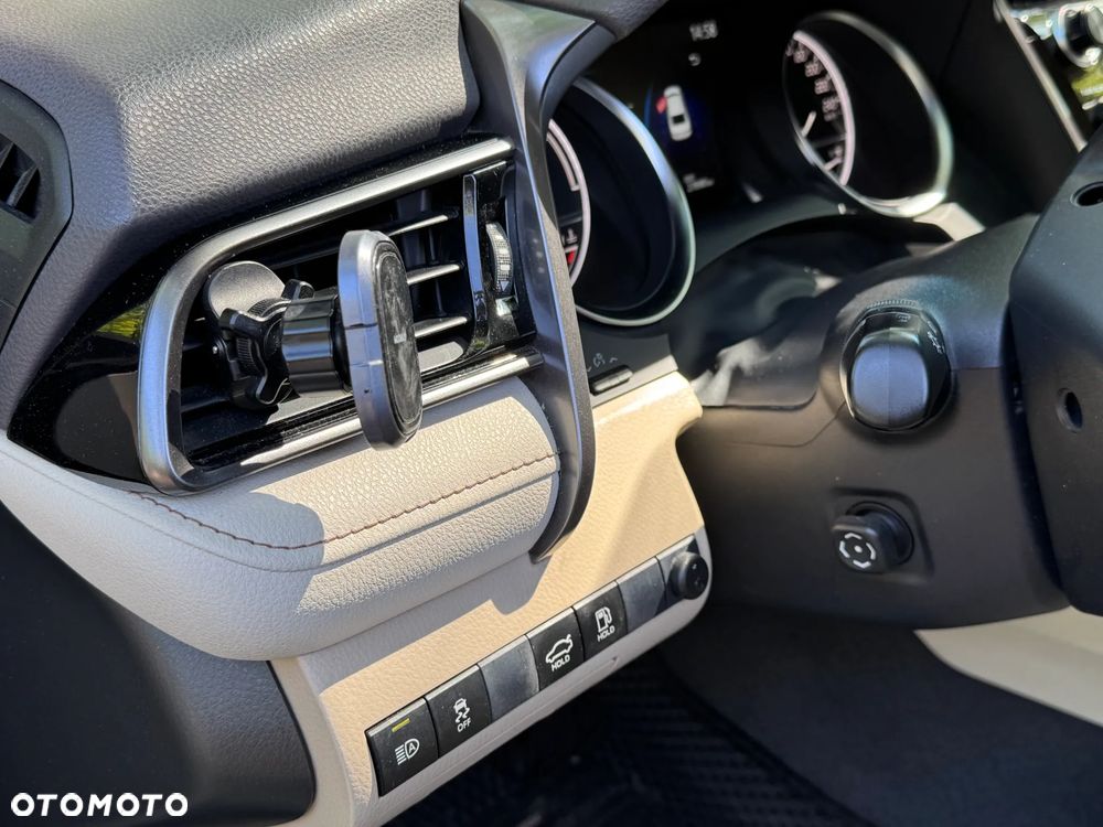 Toyota Camry 2.5 Hybrid Executive CVT - 32