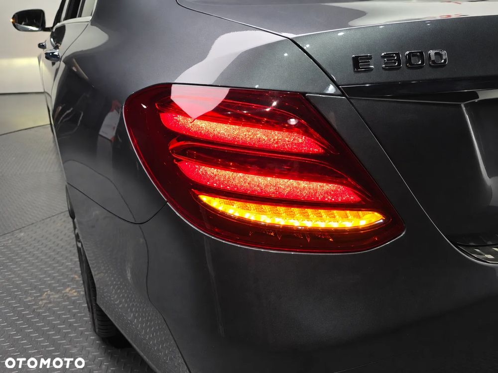 Mercedes-Benz Klasa E 300 9G-TRONIC AMG Line - 9