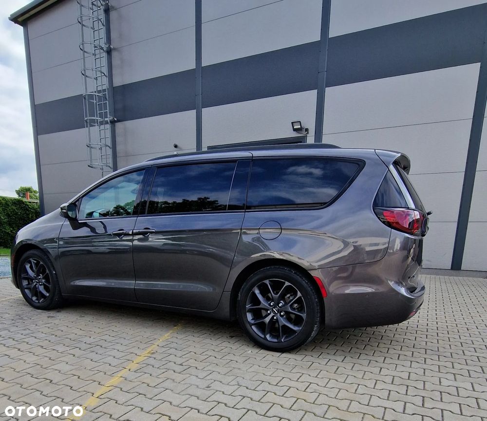 Chrysler Pacifica - 11