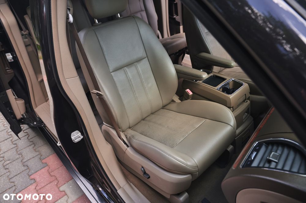Chrysler Town & Country - 23