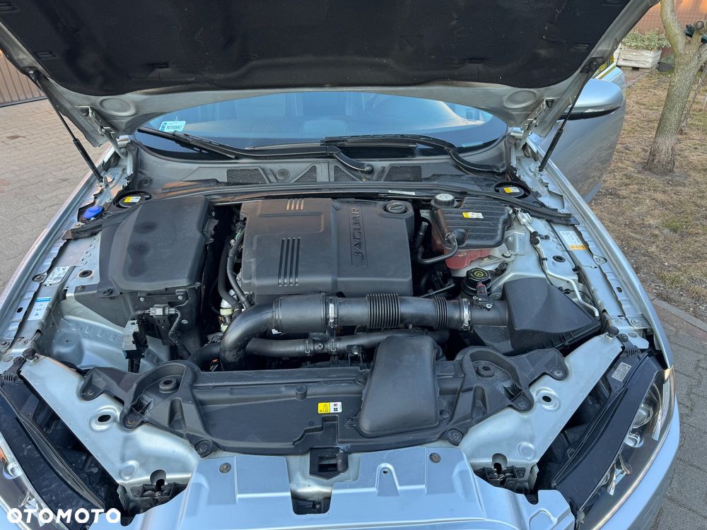 Jaguar XF 2.2 D Premium Luxury - 24