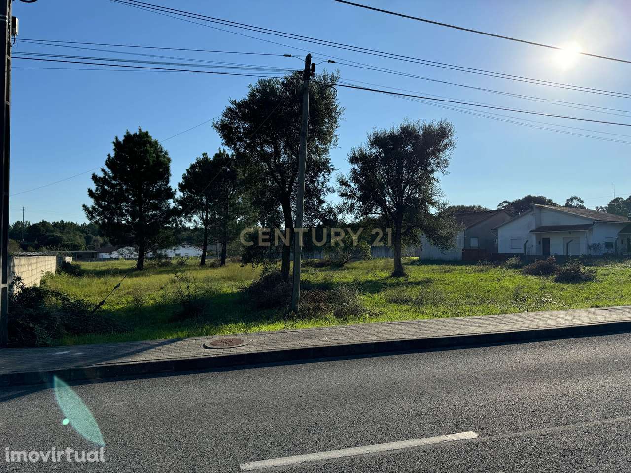 TERRENO COM CARATERÍSTICAS ÚNICAS - Grande imagem: 2/7
