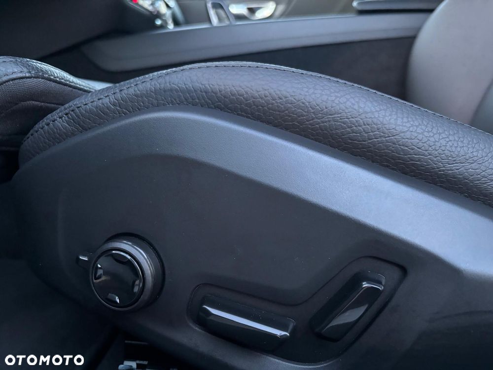 Volvo V60 Cross Country B4 D AWD Plus - 23