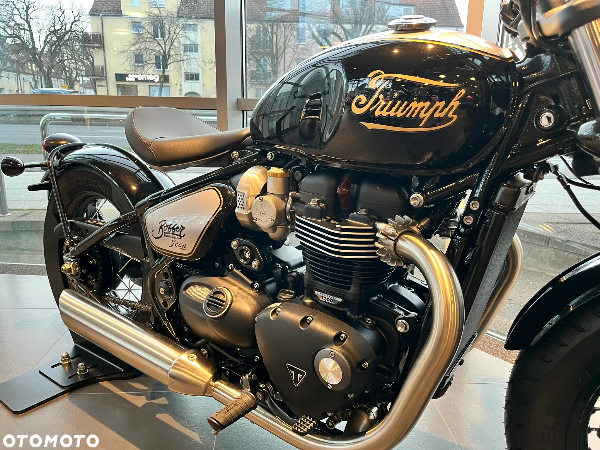 Triumph Bonneville Bobber - 3