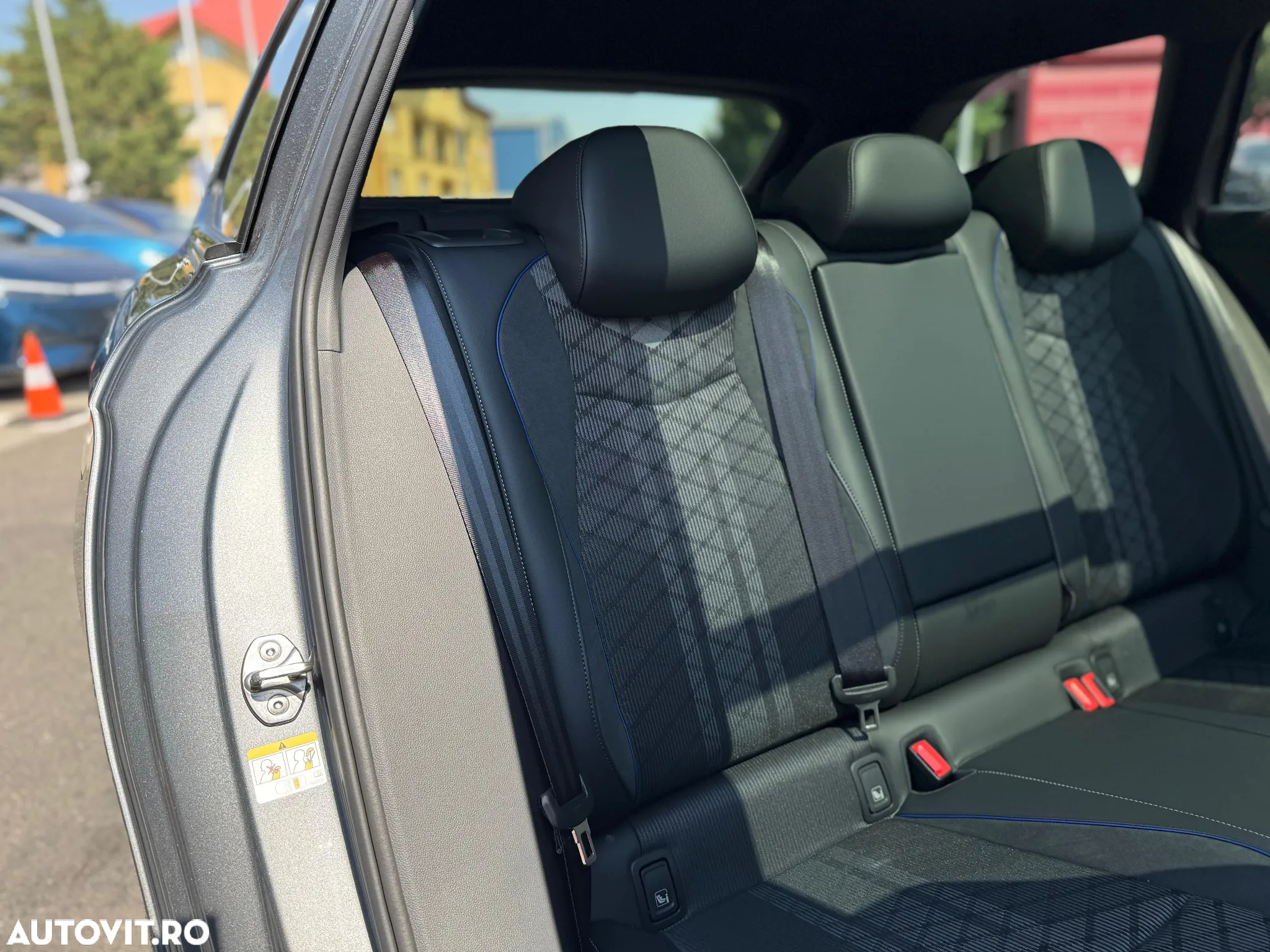 Volkswagen Passat Variant 2.0 TDI 4Motion DSG R-Line - 11