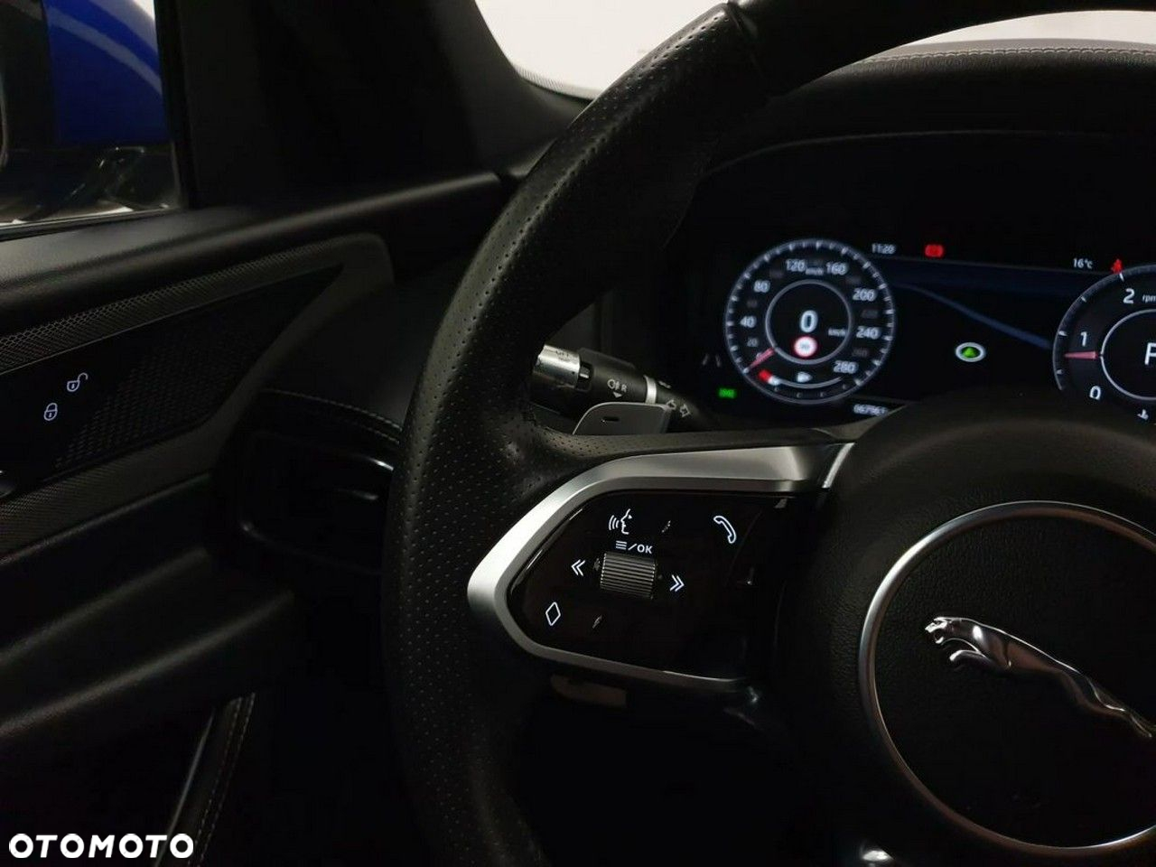 Jaguar XE 2.0 D180 R-Dynamic SE - 10