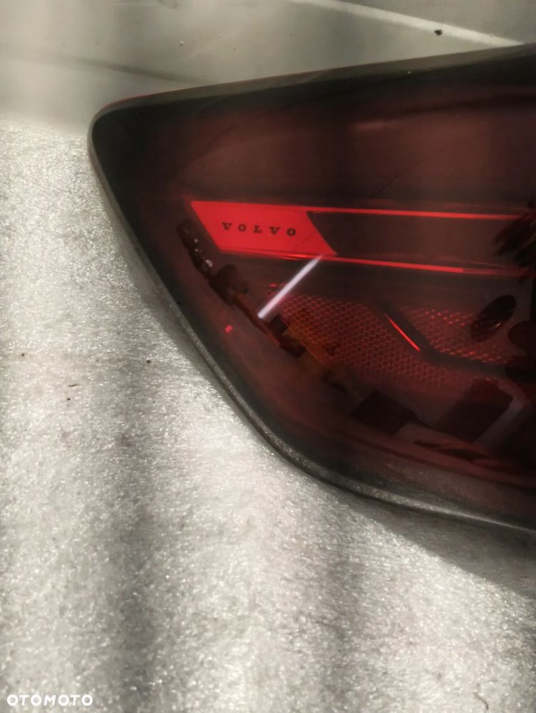 Volvo C40 LAMPA TYLNA STRONA LEWA 32365666 - 2