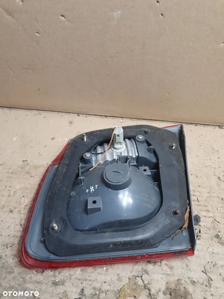 MAZDA 626 V GF LAMPA LEWA TYŁ W KLAPĘ 132-61922 - 3