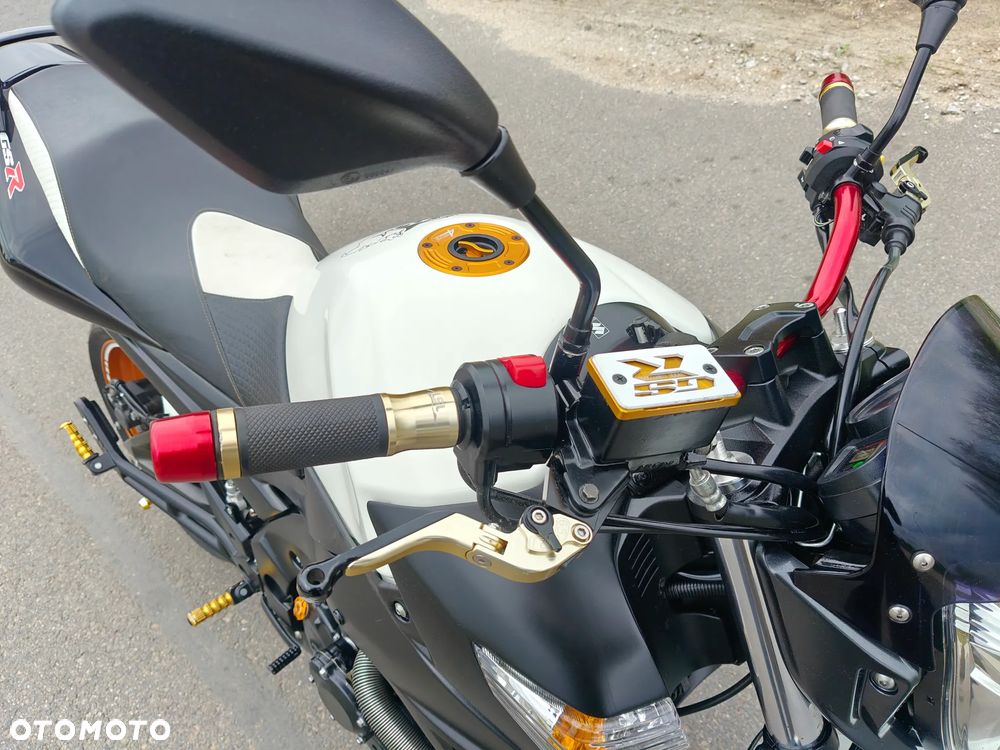 Suzuki GSR - 11