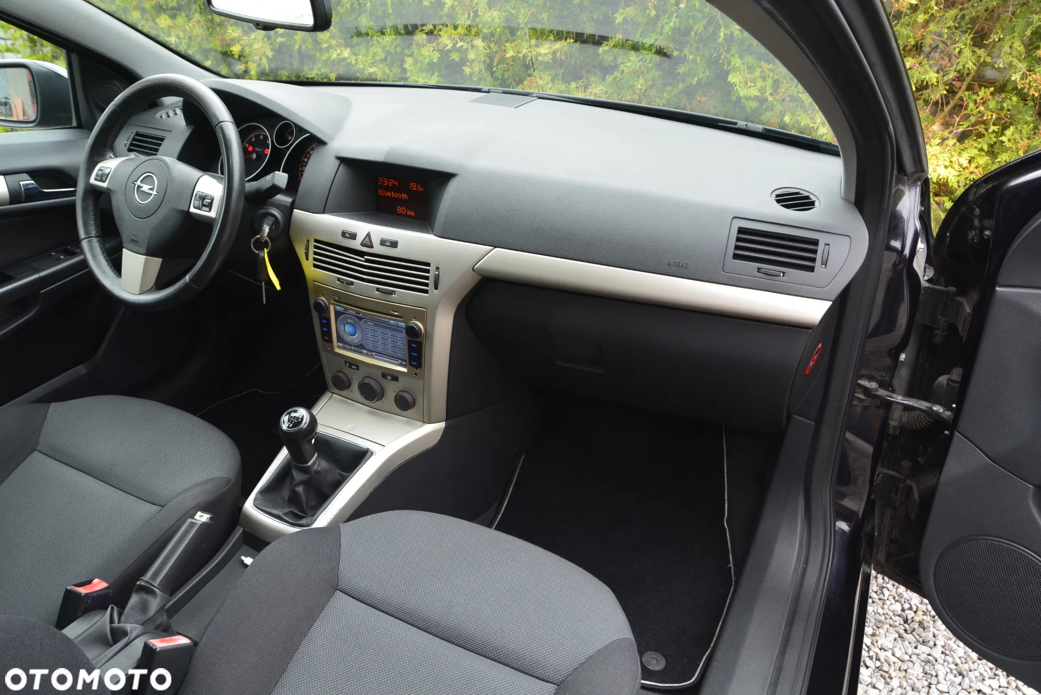 Opel Astra GTC 1.6 NAVI - 32
