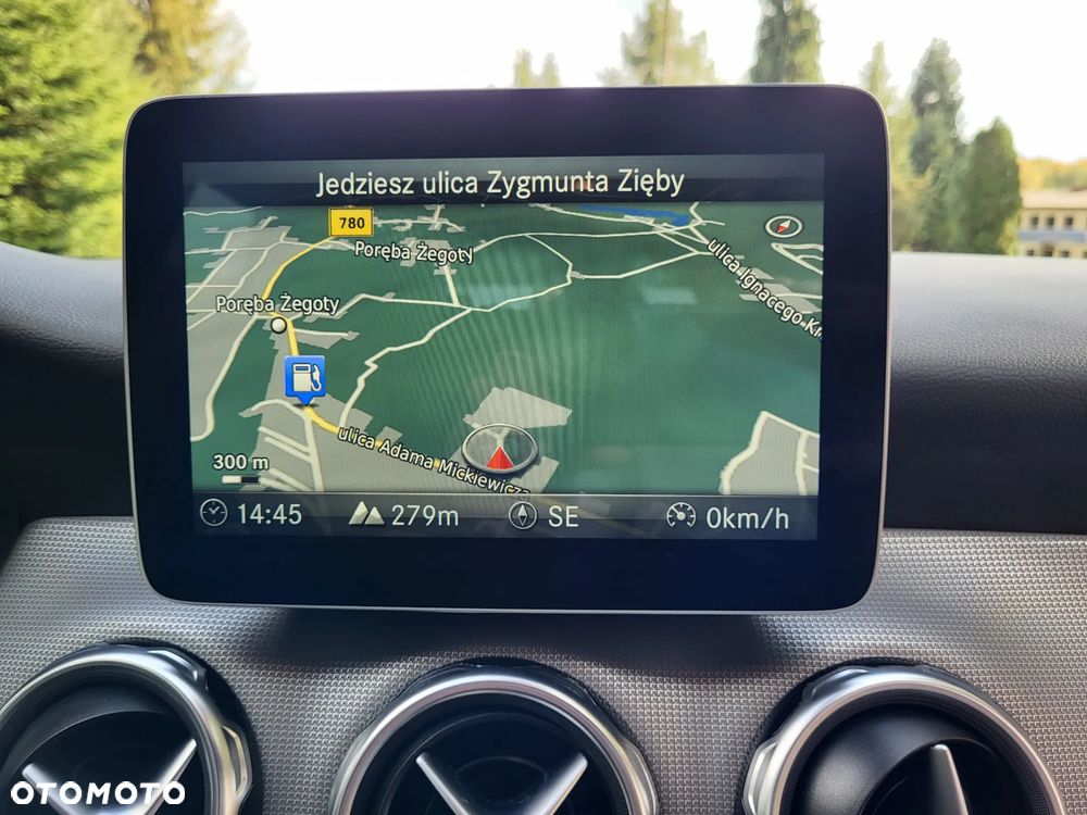 Mercedes-Benz GLA 180 Urban - 18