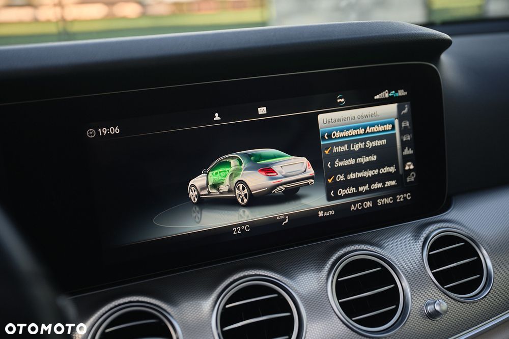 Mercedes-Benz Klasa E 220 d 4-Matic 9G-TRONIC - 30