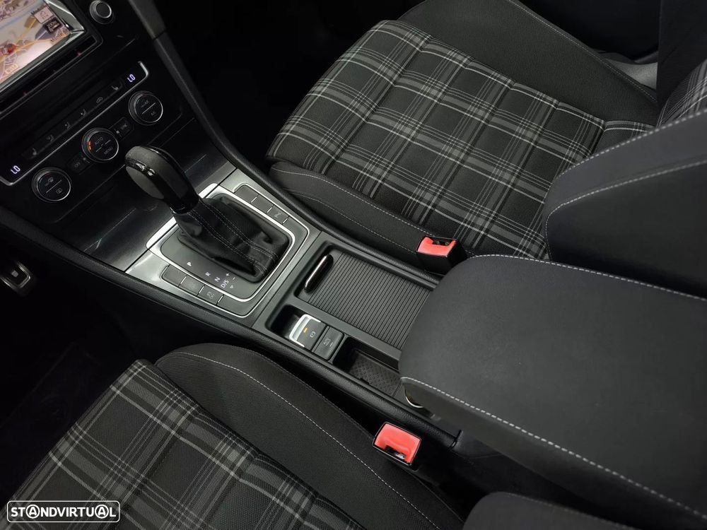 VW Golf 2.0 TDI GTD DSG - 35