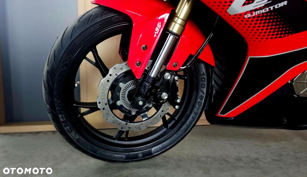 QJMOTOR SRK 125R - 9