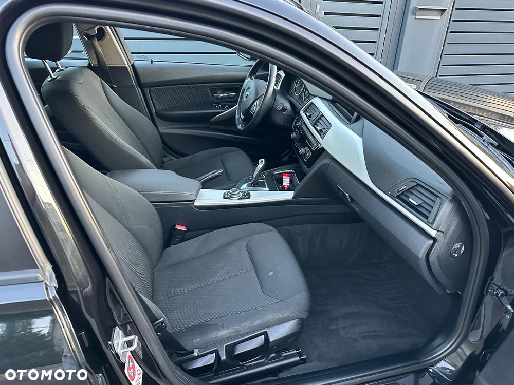 BMW Seria 3 318d Edition M Sport Shadow - 16