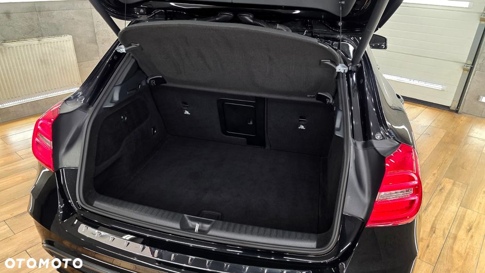 Mercedes-Benz GLA - 33
