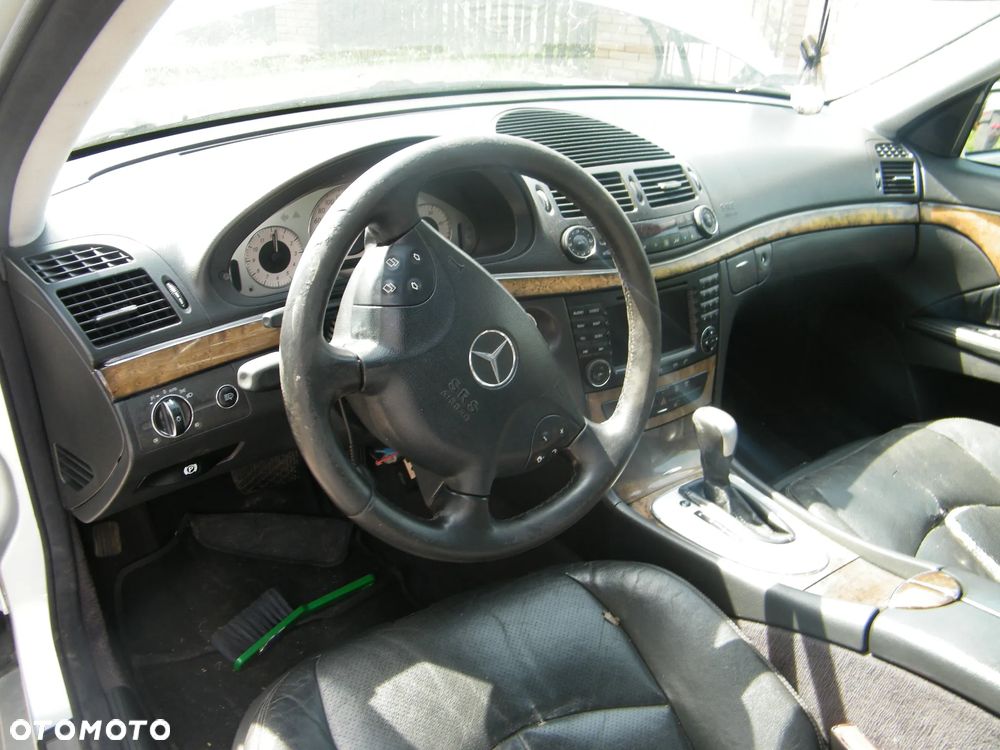 Mercedes – Benz E klasa W211 (02-06r.) 2.7 CDI 176KM. Silnik 647961 (D647961(63S), OM647) Skrzynia 722640 lakier 744 (Srebrny brylantowy- metaliczny). Cały na części. GWARANCJA !!!  Przód Tył Zestaw Komplet Drzwi Klapa Zderzak Błotnik Maska Grill Atrapa Szyba Pas Lampa Lusterko Boczki Fotel Kanapa Kokpit Deska Rozdzielcza Przełącznik Włącznik Sterownik Przewody Wiązka Instalacja Moduł Komputer Czujnik Listwa Pompa Alternator Wtryski Głowica Rozrusznik Kompresor Sprzęgło Dwumas Silnik Skrzynia ABS Klimatyzacji Paliwa Wspomagania Kolektor Turbina Przepustnica Zawór Chłodnica Koło Hak Belka Sanki Zawieszenie Mcpherson Półoś Amortyzator Wydech Tłumik Zacisk Most - 8