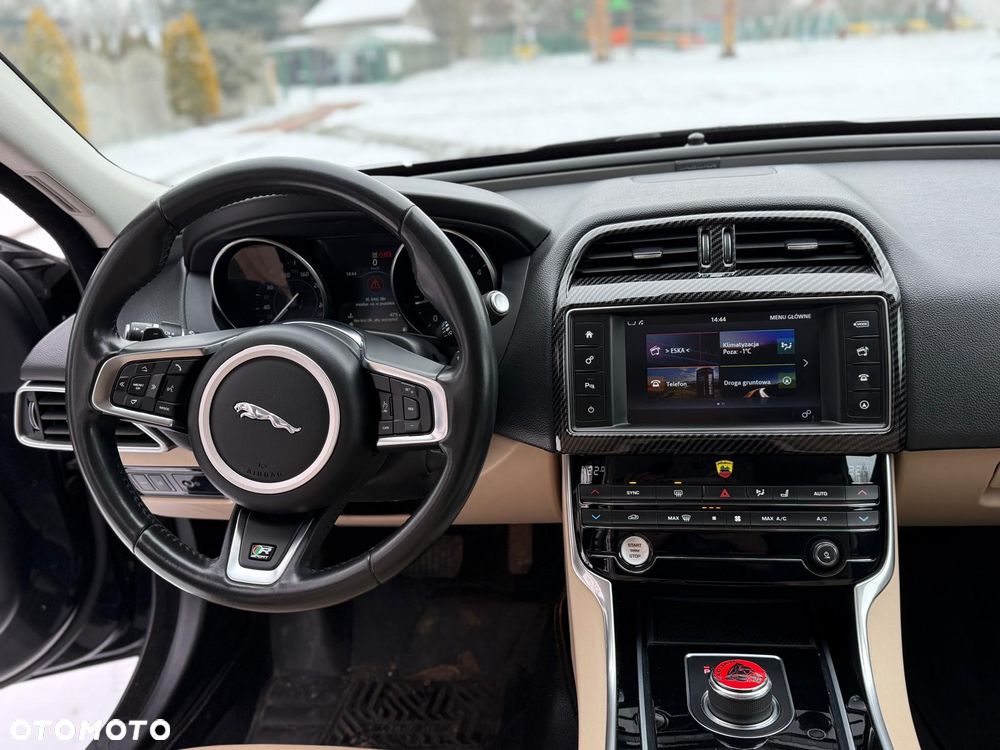 Jaguar XE 2.0 D Prestige - 10