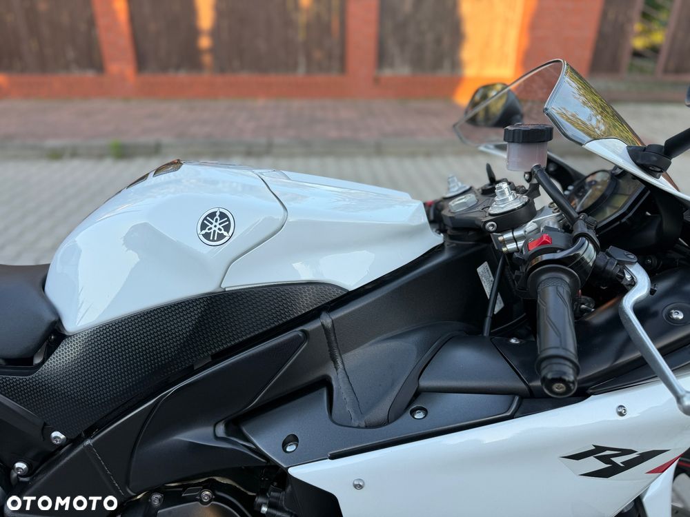 Yamaha R1 - 11